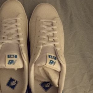 Sports shoes